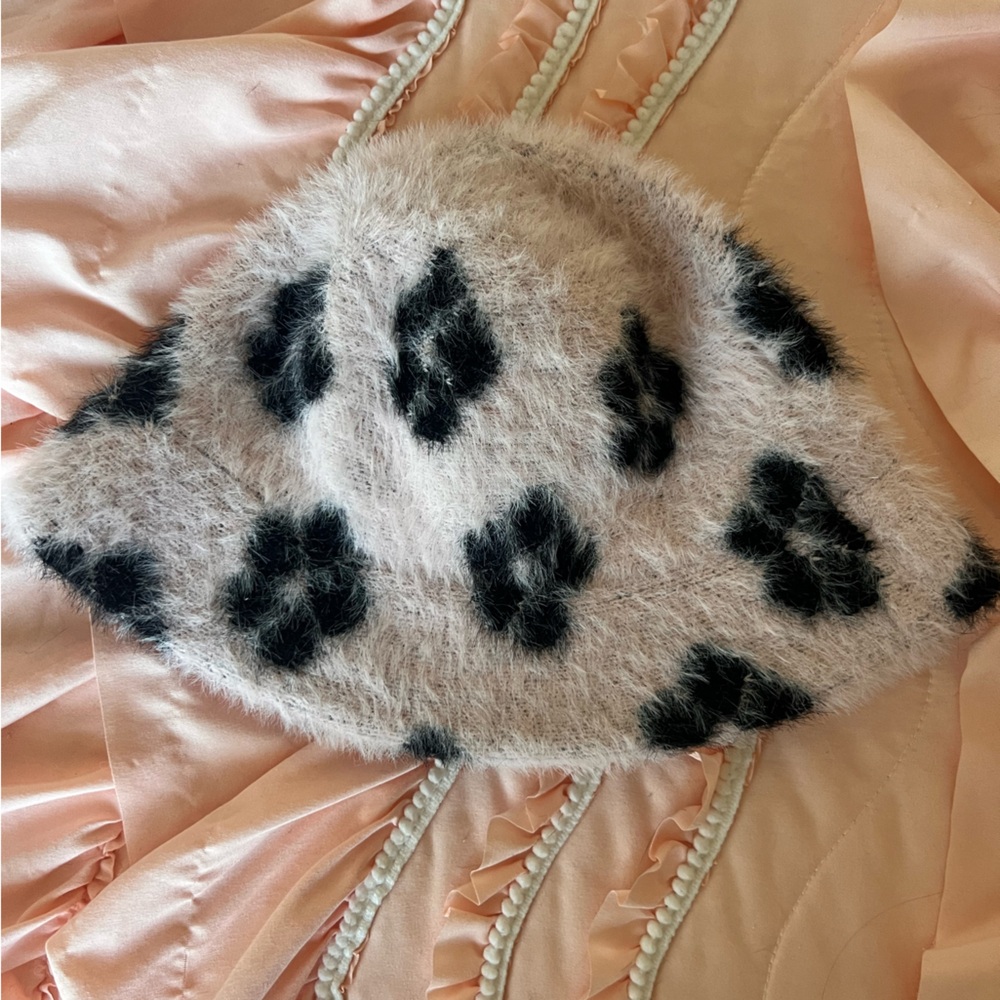 Urban Outfitters Fuzzy Leopard Print Bucket Hat - Black and light Pink
